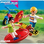 2 Kinder mit Spielgeräten