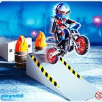 Motocross Fahrer mit Rampe Motocross Fahrer mit Rampe