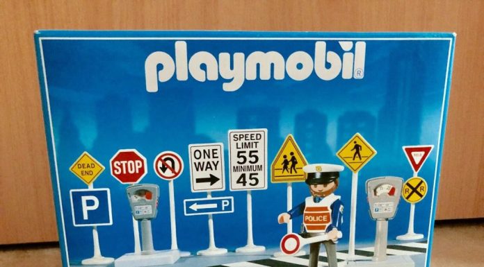 Playmobil USA Playmobil 3273 – Traffic Signs With Police Playmobil USA Playmobil 3273 Traffic Signs With Police