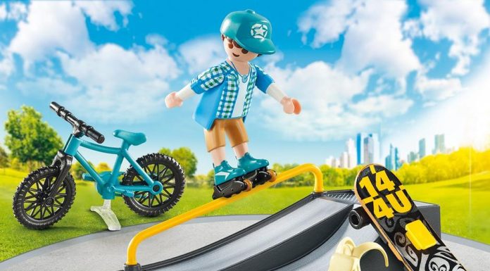 Playmobil USA Playmobil 9107 – Extreme Sports Carry Case Playmobil USA Playmobil 9107 Extreme Sports Carry Case