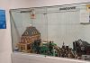 Diorama Zurbarán Rock de Playmobil en la urna del Hospital Universitario de Burgos