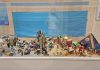Diorama Viaje en el tiempo Playmobil en la urna del Hospital Clínico de Valencia