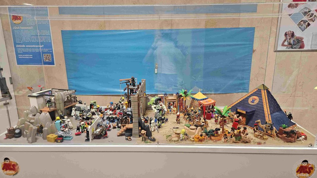 Diorama Viaje en el tiempo Playmobil en la urna del Hospital Clínico de Valencia