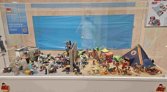 Urna Playmobil del Hospital Clínico de Valencia – Diorama actual Diorama Viaje en el tiempo Playmobil en la urna del Hospital Clínico de Valencia