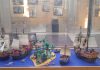 Urna Playmobil del Hospital Universitario de Getafe – Diorama actual Diorama pirata de Playmobil en la urna del Hospital Universitario de Getafe