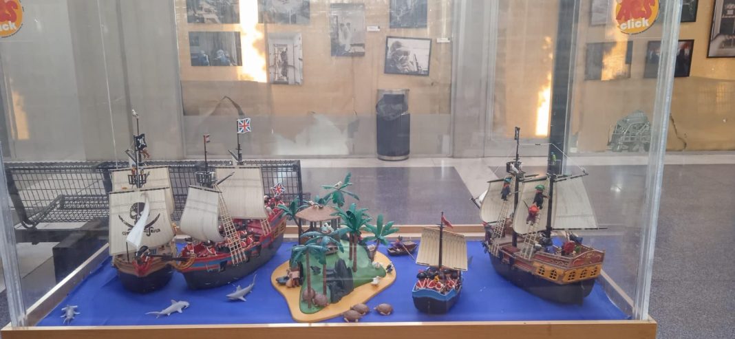 Diorama pirata de Playmobil en la urna del Hospital Universitario de Getafe