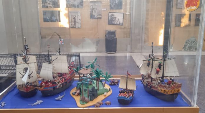Urna Playmobil del Hospital Universitario de Getafe – Diorama actual Diorama pirata de Playmobil en la urna del Hospital Universitario de Getafe