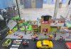 Diorama En el cole de Playmobil en la urna del Hospital Materno Infantil de Gran Canaria