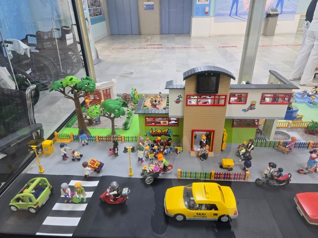 Diorama En el cole de Playmobil en la urna del Hospital Materno Infantil de Gran Canaria Diorama En el cole de Playmobil en la urna del Hospital Materno Infantil de Gran Canaria