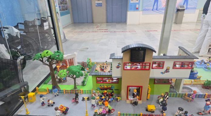 Urna Playmobil del Hospital Materno Infantil de Gran Canaria – Diorama actual Diorama En el cole de Playmobil en la urna del Hospital Materno Infantil de Gran Canaria
