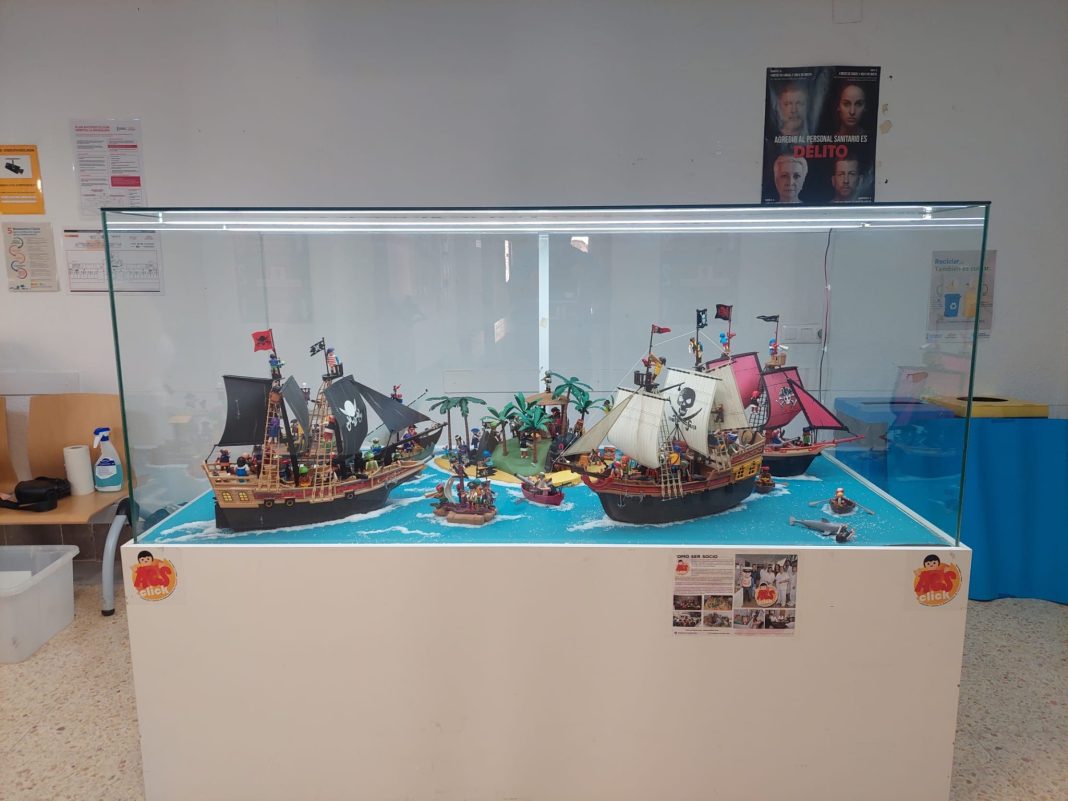 Diorama de piratas Playmobil en la urna del Hospital La Magdalena de Castellón