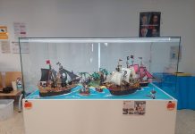Diorama de piratas Playmobil en la urna del Hospital La Magdalena de Castellón