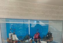 Diorama de piratas Playmobil en la urna del Hospital de La Plana, Vila-real
