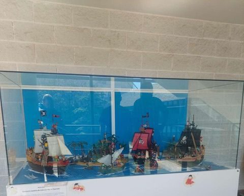 Urna Playmobil del Hospital de La Plana (Vila-real) – Diorama actual Diorama de piratas Playmobil en la urna del Hospital de La Plana, Vila-real