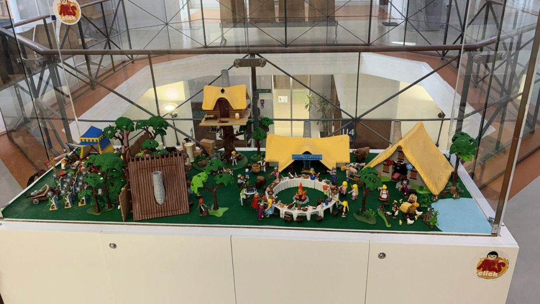 Diorama de Astérix de Playmobil en la urna del Hospital Clínic de la Maternitat de Barcelona Diorama de Astérix de Playmobil en la urna del Hospital Clínic de la Maternitat de Barcelona
