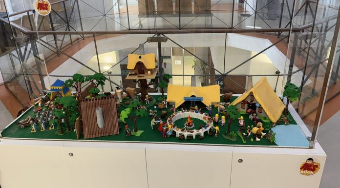 Urna Playmobil del Hospital Clínic – Maternitat (Barcelona) – Diorama actual Diorama de Astérix de Playmobil en la urna del Hospital Clínic de la Maternitat de Barcelona