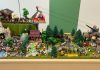 Diorama del Tirol de Playmobil en la urna del Hospital Sant Joan de Déu de Barcelona