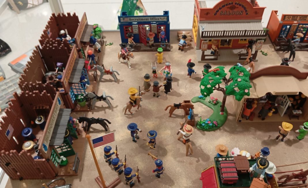 Diorama Western de Playmobil en la urna del Hospital Santa Bárbara de Soria Diorama Western de Playmobil en la urna del Hospital Santa Bárbara de Soria