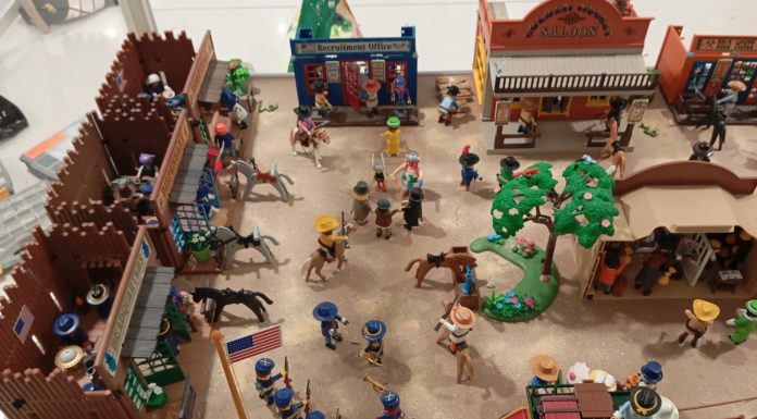 Diorama Western de Playmobil en la urna del Hospital Santa Bárbara de Soria