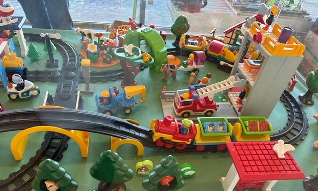 Urna Playmobil del Hospital Vall d’Hebron (Barcelona) – Diorama actual Diorama Playmobil 1.2.3 en la urna del Hospital Materno Infantil Vall d Hebron de Barcelona