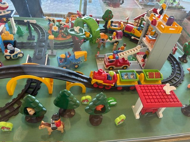 Diorama Playmobil 1.2.3 en la urna del Hospital Materno Infantil Vall d Hebron de Barcelona Diorama Playmobil 1.2.3 en la urna del Hospital Materno Infantil Vall d Hebron de Barcelona