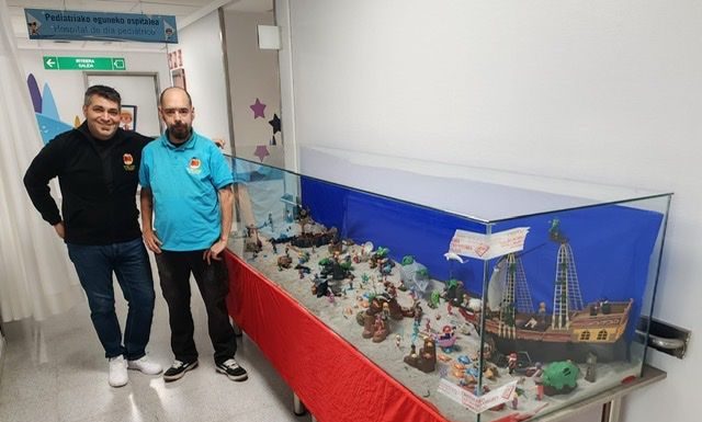 Urna Playmobil del Hospital de Txagorritxu (Vitoria) – Diorama actual Diorama En el fondo del mar de Playmobil en la urna del Hospital de Txagorritxu, Vitoria