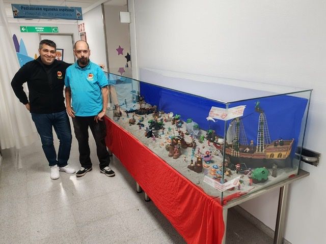 Diorama En el fondo del mar de Playmobil en la urna del Hospital de Txagorritxu, Vitoria Diorama En el fondo del mar de Playmobil en la urna del Hospital de Txagorritxu, Vitoria