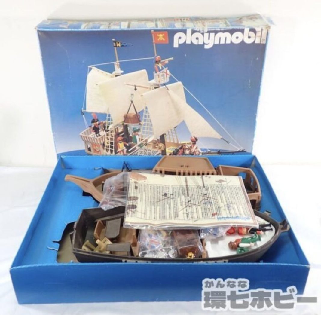 Playmobil 3550 Barco pirata vendido por Epoch en Japón Playmobil 3550 barco pirata de Epoch en su caja, ejemplar japonés (foto: Kan7 Hobby)