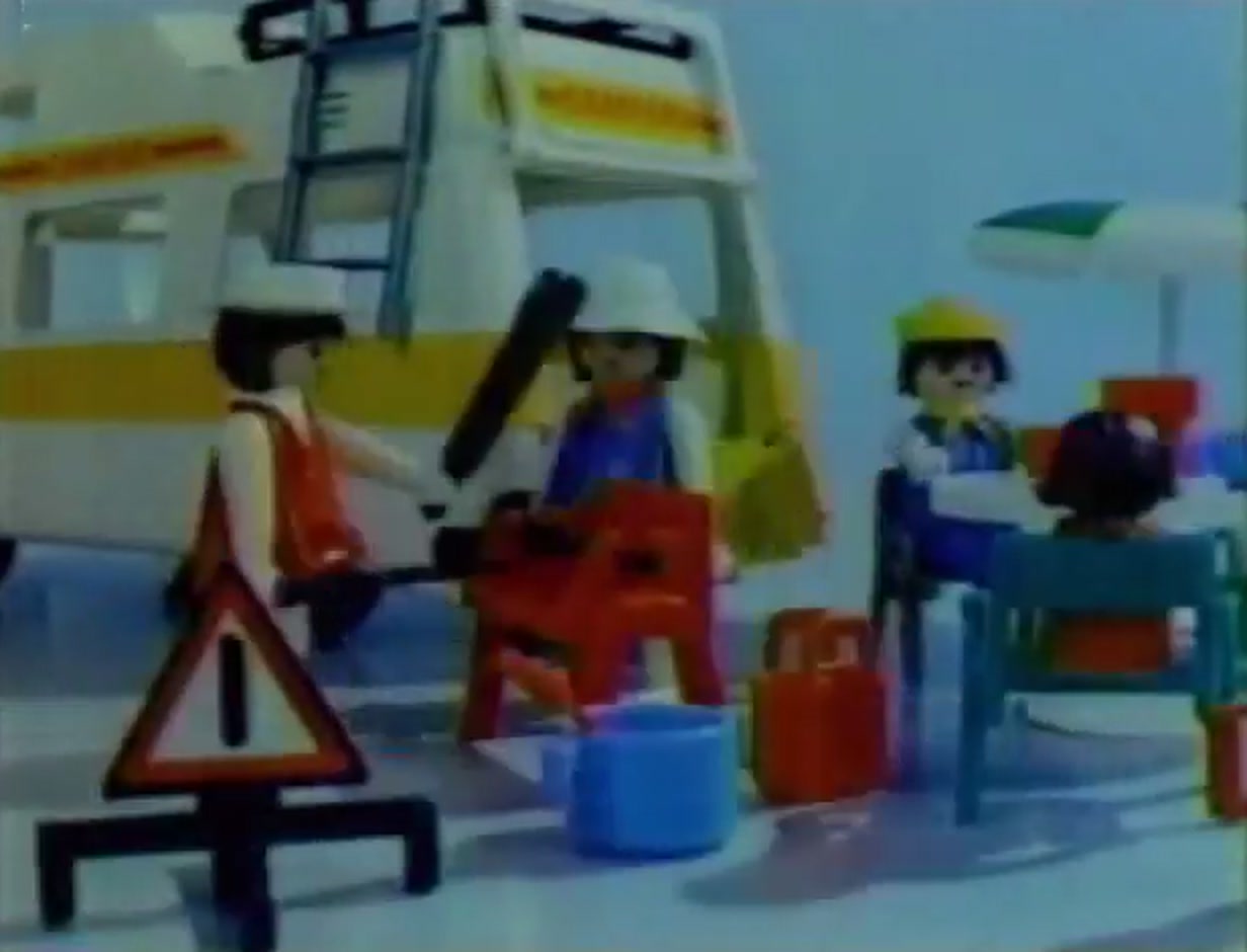 Playmobil Playmobil en Japón: todas las referencias y su historia 2 Escena de camping con la autocaravana 3258 en el anuncio japonés de Playmobil de 1984