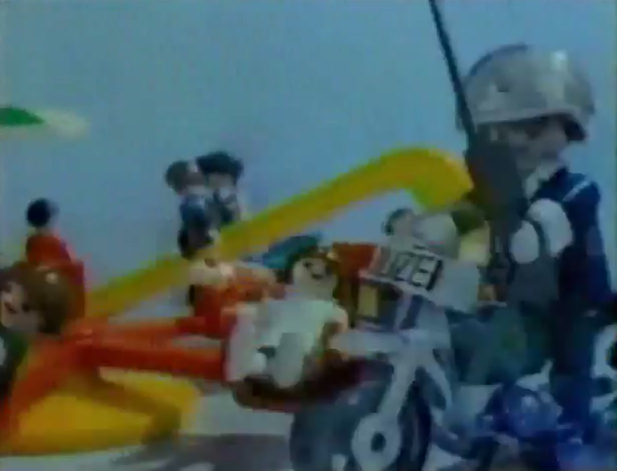Playmobil Playmobil en Japón: todas las referencias y su historia 4 Moto de policía Playmobil en el anuncio japonés de 1984
