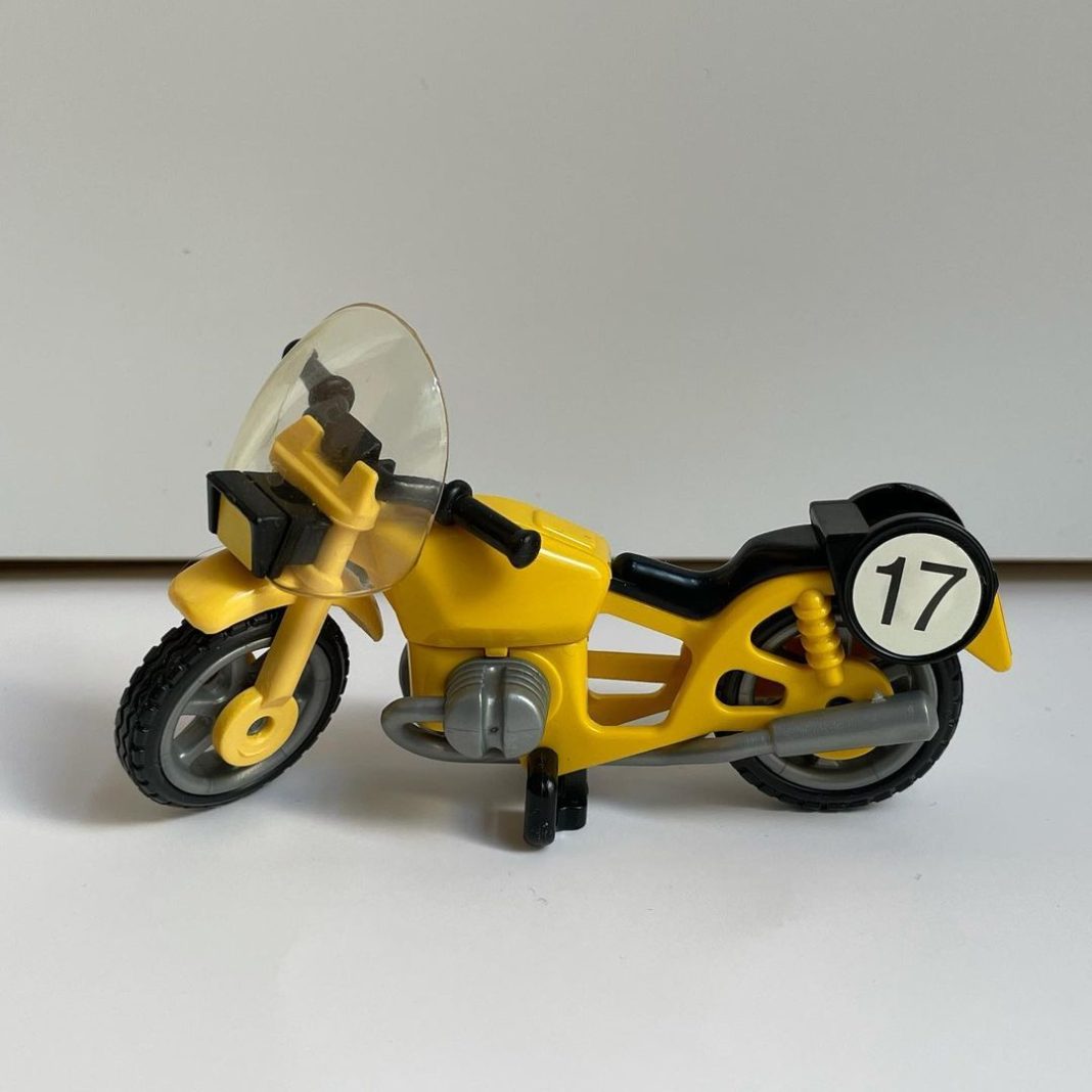 Playmobil galletas Meiji: moto amarilla 17 Figura Playmobil de las galletas Meiji (Japón, años 80): moto amarilla 17