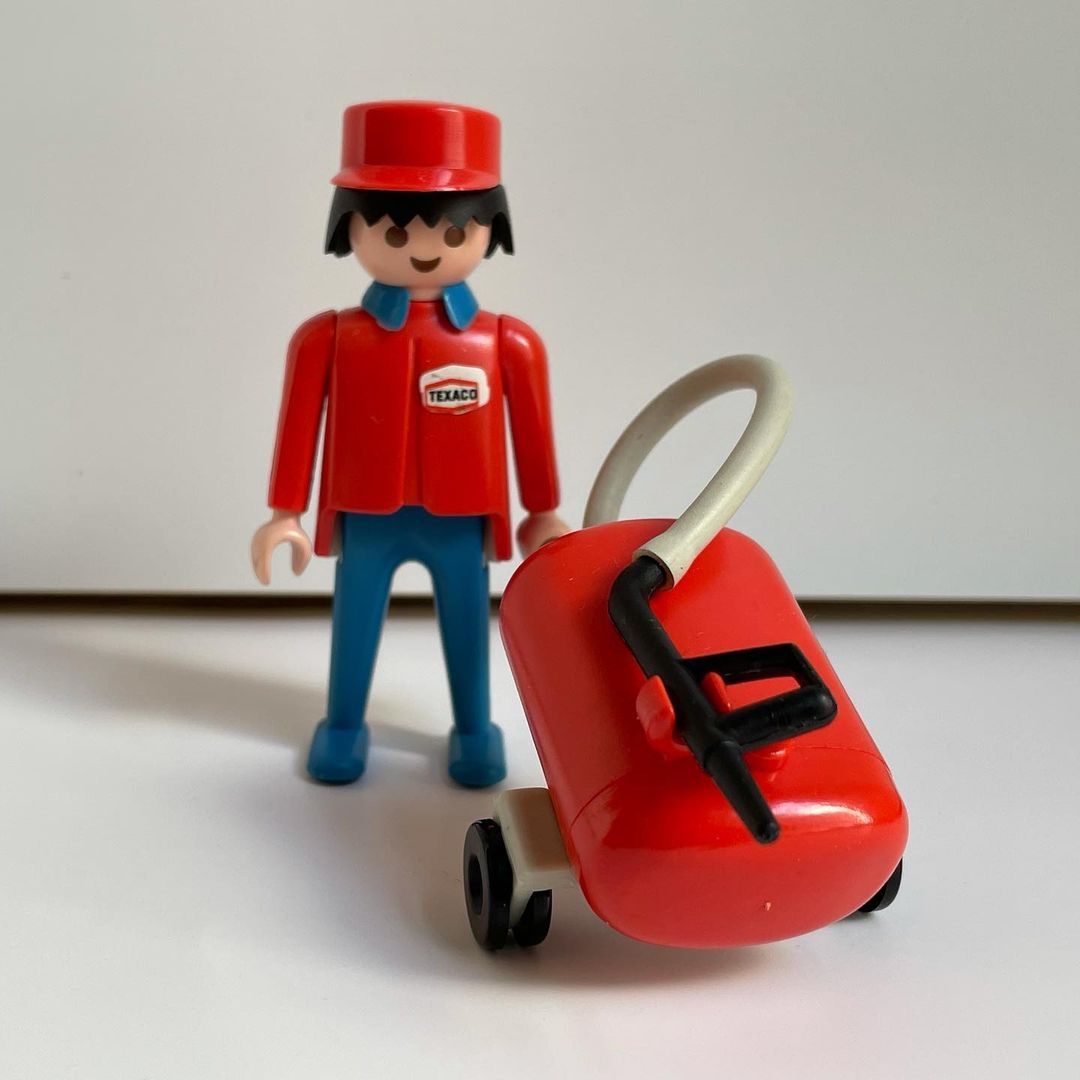 Playmobil Playmobil de las galletas Meiji: las figuras de regalo de Japón en los años 80 10 Empleado de gasolinera Texaco con bidón sobre ruedas