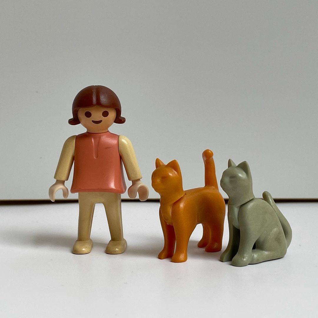 Playmobil Playmobil de las galletas Meiji: las figuras de regalo de Japón en los años 80 9 Niña con dos gatos (serie «La isla del tesoro», según la coleccionista)