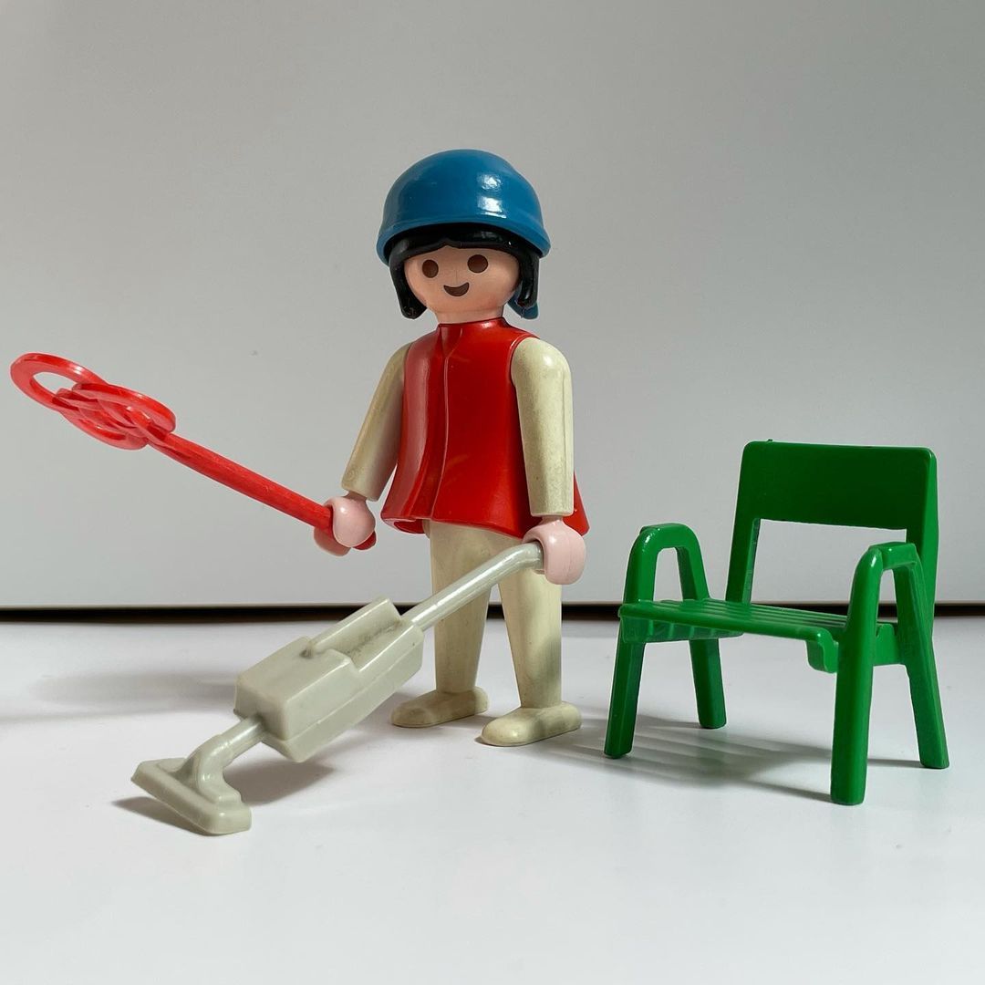 Playmobil Playmobil de las galletas Meiji: las figuras de regalo de Japón en los años 80 23 Mujer con aspiradora, matamoscas y silla