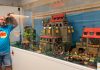 Urna Playmobil del Hospital Clínico de Valencia – Diorama actual Diorama Playmobil de una villa medieval con castillo y mercado en la urna de AESCLICK del Hospital Clínico de Valencia