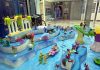 Urna Playmobil del Hospital Materno Infantil de Gran Canaria – Diorama actual Diorama Playmobil del fondo del mar con sirenas, delfines y caballitos de mar en la urna de AESCLICK del Hospital Materno Infantil de Gran Canaria