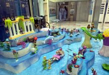 Diorama Playmobil del fondo del mar con sirenas, delfines y caballitos de mar en la urna de AESCLICK del Hospital Materno Infantil de Gran Canaria